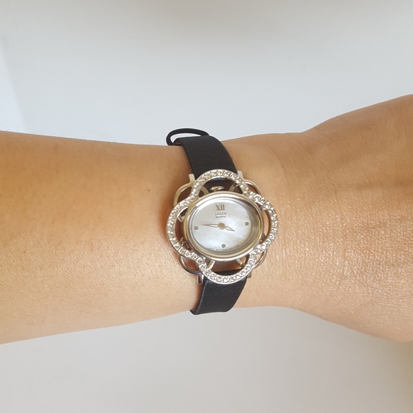 CITIZEN Eco-Drive Crystals & Mother of Pearl Women's Watch 💕 Needs a Battery! - Picture 6 of 14